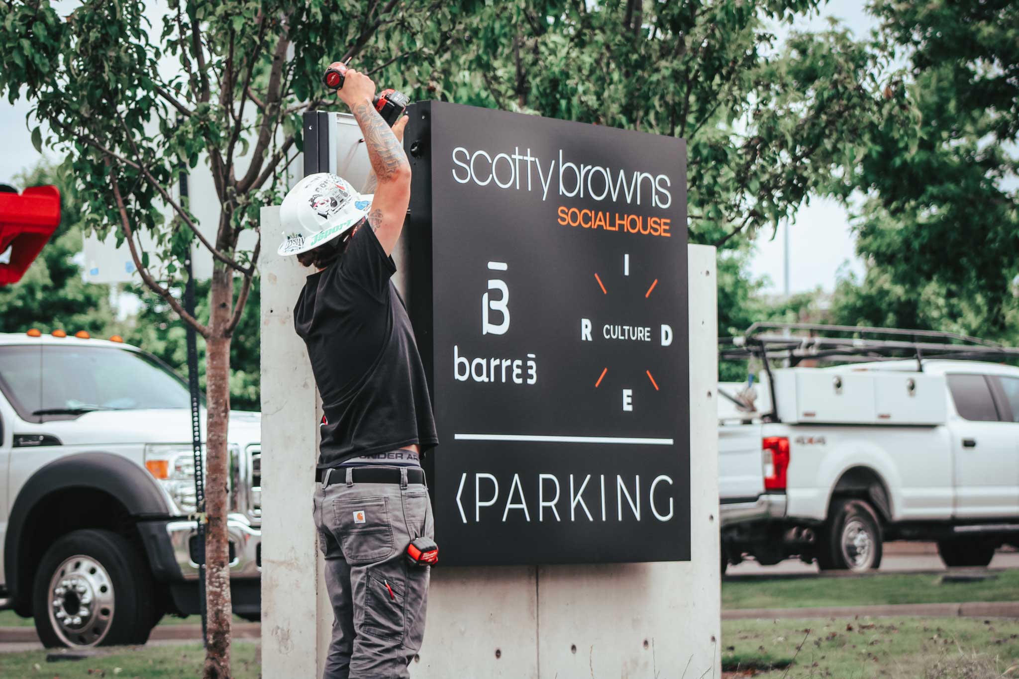 hospitality-scotty-browns-parking-lot-sign-install