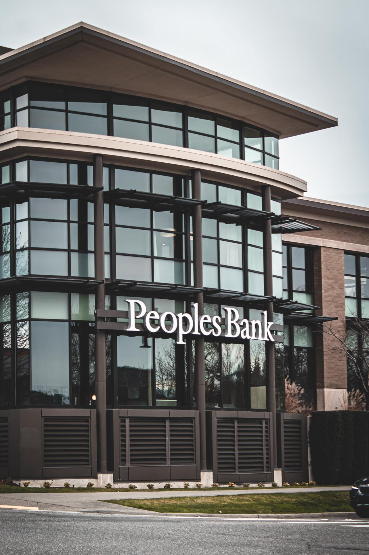 financial-peoples-bank-building-channel-letter-sign